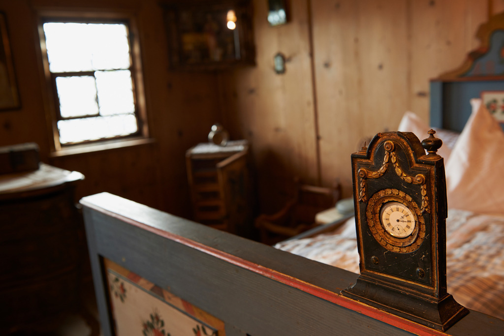 Doppelbett mit Uhr | Schwarzenberg, Austria - November 04, 2013: Heimatmuseum Schwarzenberg im Bregenzerwald;  Doppelbett mit Uhr. - Realisiert mit Pictrs.com