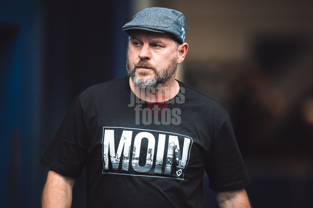 Fußball | Männer | Saison 2023/2024 | 2. Fußball-Bundesliga | 23. Spieltag | Hamburger SV vs. SV 07 Elversberg | 25.02.2024 | Trainer Steffen Baumgart (HSV) vor dem Spiel mit moin auf dem Shirt