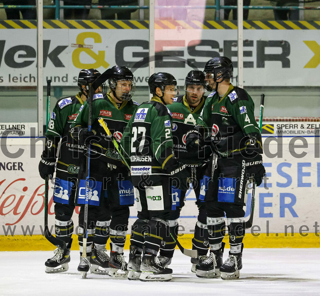 2023-03-03_063_TSV_Erding_gegen_ESC_Kempten | Erding, Deutschland, 03.03.2023:
Eishockey, Bayernliga Playoffs 2022 / 2023, Viertelfinale, TSV Erding gegen ESC Kempten, Endergebnis: 9:3

Daniel Krzizok (Erding Gladiators, #18), Michael Franz (Erding Gladiators, #13), Mark Waldhausen (Erding Gladiators, #27), Thomas Plihal (Erding Gladiators, #39), Simon Franz (Erding Gladiators, #4)

Foto: Christian Riedel / fotografie-riedel.net