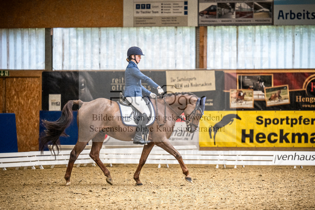 DOS_3510 | Entdecke hochwertige Reitturnierfotos von Foto Oger. Professionell, emotional und authentisch – jetzt Lieblingsmomente im Shop bestellen.Deutschlandweite Turnierfotografie. - Realisiert mit Pictrs.com