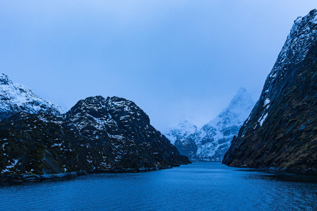 Berge und Felsen am Trollfjord im Winter auf den Lofoten in Norwegen | Berge und Felsen am Trollfjord im Winter auf den Lofoten in Norwegen.