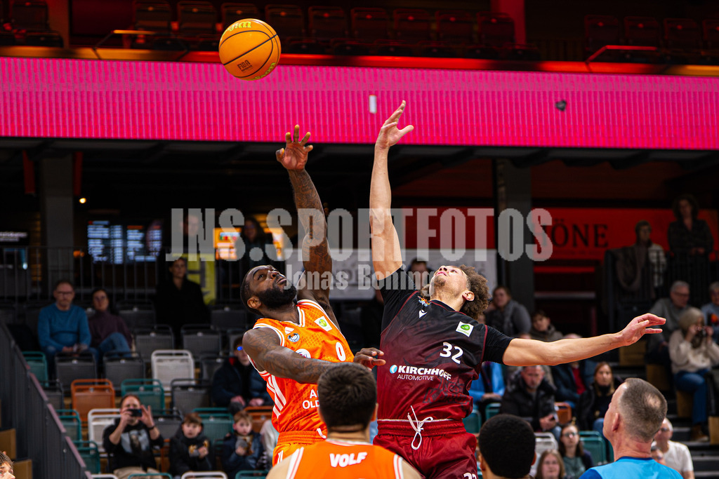 Basketball I Herren I Saison 2025-2026 I ProB Nord I 21. Spieltag I Rasta Vechta II - Iserlohn Kangaroos I 2869 | Aula Maarufu Sumbry (0, RASTA Vechta II) und Tyson Leitao (32, Iserlohn Kangaroos) beim Sprungball - Realisiert mit Pictrs.com