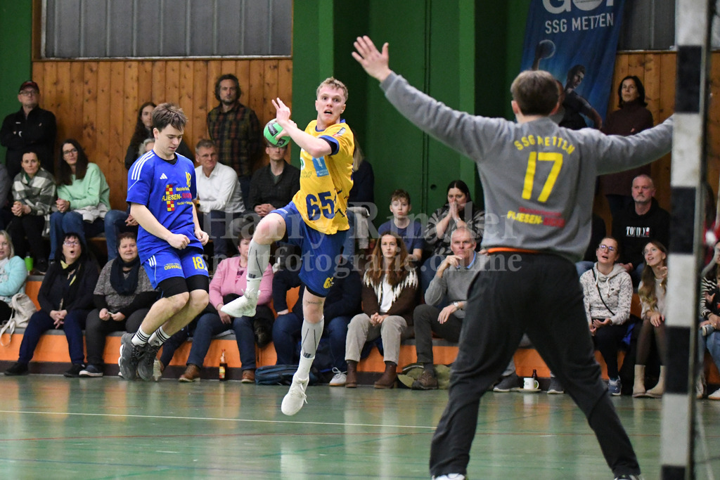 SSG Metten : MTV Pfaffenhofen | Alber Loris (Pfaffenhofen) alleine vor Tormann Max Bürger (Tormann SSG Metten #17) - Realisiert mit Pictrs.com