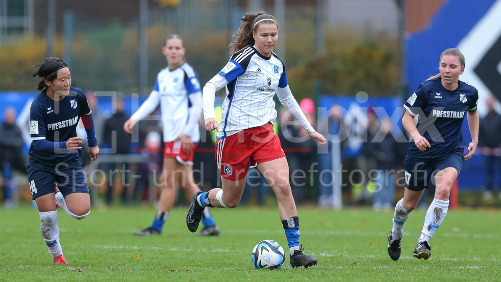 Fussball, 2. Frauen-Bundesliga, Hamburger SV - SC Sand | v.li.: Rio Takizawa (SC Sand, 24), Larissa Mühlhaus (Hamburger SV, 7) am Ball, Emily Evels (SC Sand, 17), Ganzkörper, Aktion, Action, Spielszene, DIE DFB-RICHTLINIEN UNTERSAGEN JEGLICHE NUTZUNG VON FOTOS ALS SEQUENZBILDER UND/ODER VIDEOÄHNLICHE FOTOSTRECKEN. DFB REGULATIONS PROHIBIT ANY USE OF PHOTOGRAPHS AS IMAGE SEQUENCES AND/OR QUASI-VIDEO.