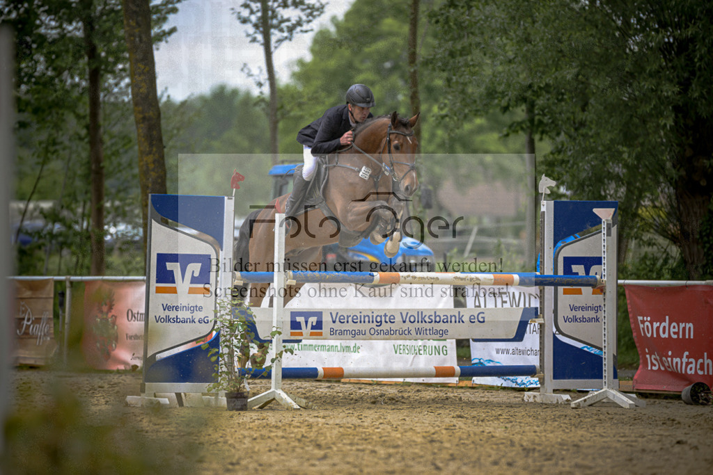 20240505-DOS_1075 | Entdecke hochwertige Reitturnierfotos von Foto Oger. Professionell, emotional und authentisch – jetzt Lieblingsmomente im Shop bestellen.Deutschlandweite Turnierfotografie. - Realisiert mit Pictrs.com