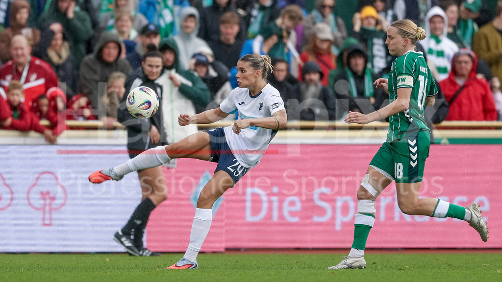 Fussball, Google Pixel Frauen-Bundesliga, SV Werder Bremen - TSG 1899 Hoffenheim | v.li.: Selina Cerci (TSG 1899 Hoffenheim, 29) und Lina Hausicke (SV Werder Bremen, 18) im Zweikampf, Duell, Dynamik, Aktion, Action, Spielszene, DIE DFB-RICHTLINIEN UNTERSAGEN JEGLICHE NUTZUNG VON FOTOS ALS SEQUENZBILDER UND/ODER VIDEOÄHNLICHE FOTOSTRECKEN. DFB REGULATIONS PROHIBIT ANY USE OF PHOTOGRAPHS AS IMAGE SEQUENCES AND/OR QUASI-VIDEO.