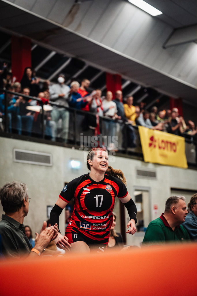 Volleyball | Frauen | Saison 2025/2026 | Volleyball Bundesliga | ETV Hamburger Volksbank Volleys vs. Ladies in Black Aachen | 29.10.2025 | Louisa Krams (#17, ETV Hamburger Volksbank Volleys) läuft in die Halle ein