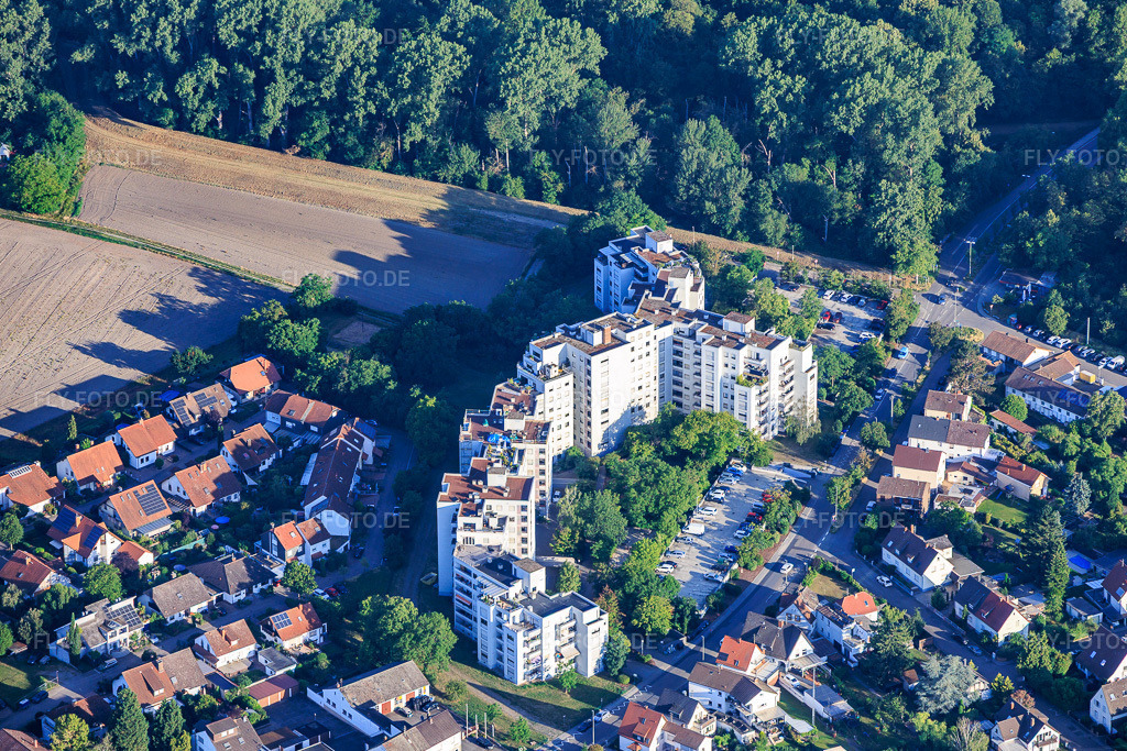 Luftbild: Moderen Wohnhochäuser an der Ludwigshafener Straße u. Ranschgraben in Neuhofen im Bundesland Rheinland-Pfalz in Deutschland. – Foto: IMG_157474.jpg vom 18.06.2026 durch Werner Riehm/FLY-FOTO.de – Auflösung des Originals: 5833 x 3889 px