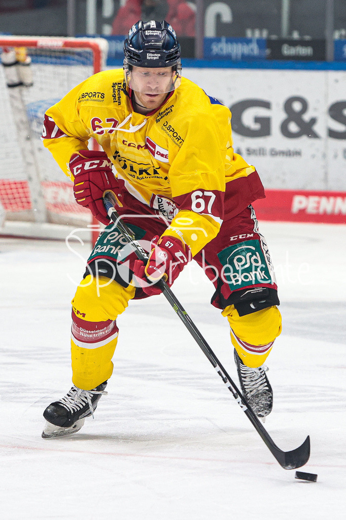 Augsburger Panther - Duesseldorfer EG | Bernhard EBNER (DEG #67) am Puck