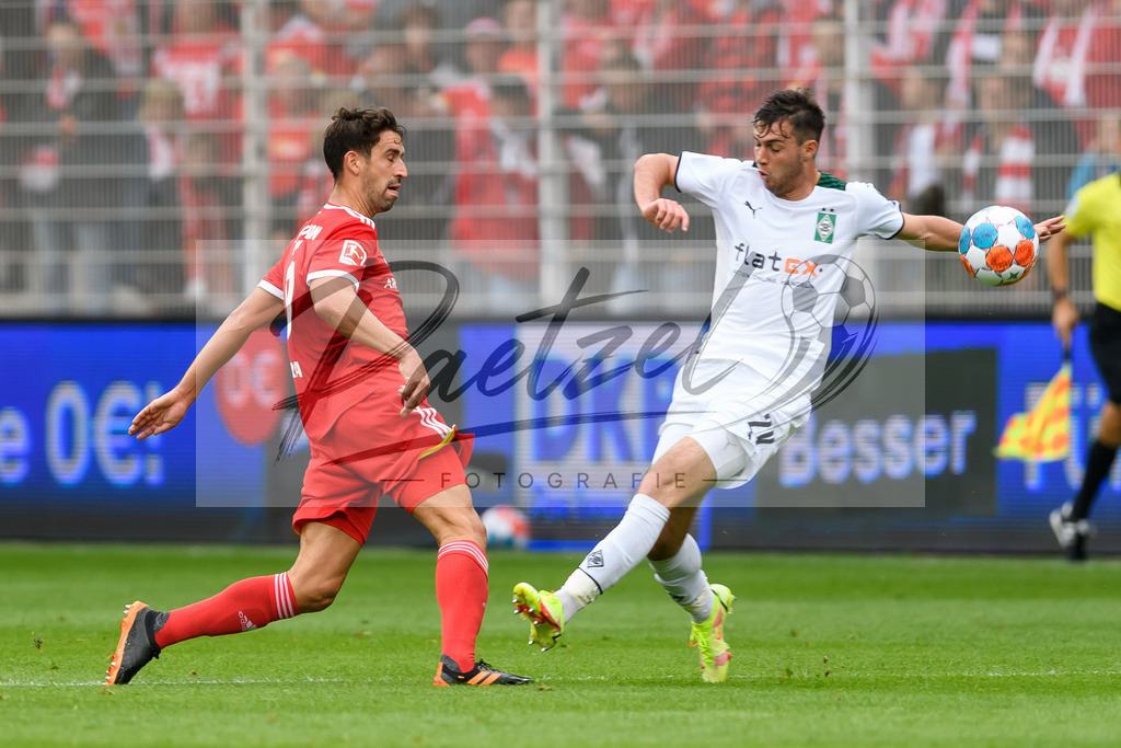 FCUBMG20210829_165 | Fussball, Herren: Rani Khedira (1.FC Union Berlin) und Joe Scally (Borussia Moenchengladbach) im Zweikampf beim Spiel der 1. Bundesliga zwischen 1. FC Union Berlin und Borussia Moenchengladbach im Stadion An der Alten Foersterei am 29.08.2021 in Berlin, Deutschland. - Realisiert mit Pictrs.com