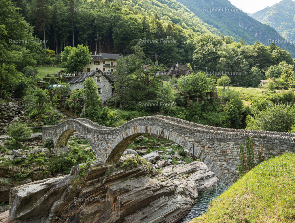 Steinbogenbrücke im Val Verzasca | Die berühmte Ponte dei Salti in Lavertezzo im Val Verzasca. Die historische Steinbrücke überspannt das smaragdgrüne Wasser der Verzasca und ist ein ikonisches Motiv des Tessins – ein Ort voller Geschichte und natürlicher Schönheit.