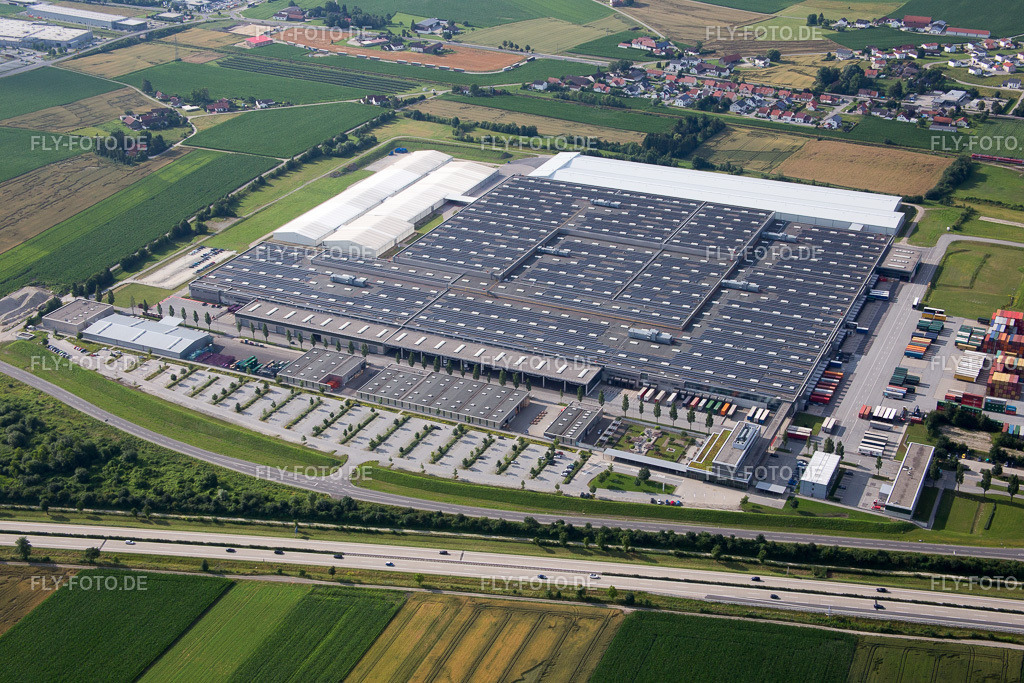 Gebäude und Produktionshallen auf dem Werksgelände des BMW Werks | Luftbild: Gebäude und Produktionshallen auf dem Werksgelände des BMW Werks im Ortsteil Höfen in Dingolfing im Bundesland Bayern in Deutschland. Foto: IMG_090519.jpg vom 02.07.2016 durch Werner Riehm/FLY-FOTO.de - Realisiert mit Pictrs.com