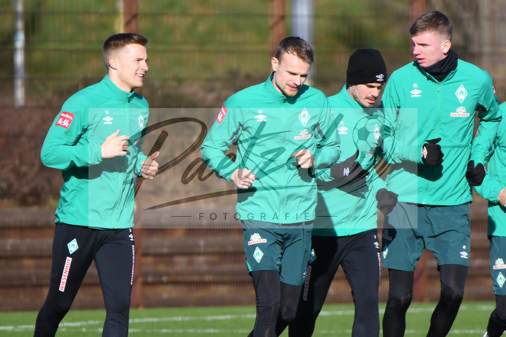 20200205_TRASVW_0013 | Fußball, Herren: Johannes Eggestein (SV Werder Bremen), Christian Gross (SV Werder Bremen), Fin Bartels (SV Werder Bremen) und Nick Woltemade (SV Werder Bremen) schauen waehrend der Trainingseinheit des SV Werder Bremen im Wohninvest Weserstadion am 05.02.2020 in Bremen, Deutschland. - Realisiert mit Pictrs.com