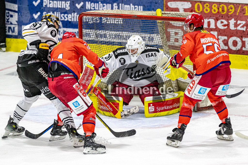 EC Peiting vs EV Füssen | Eishockey Oberliga Süd 2023/2024, EC Peiting vs EV Füssen,
Kampf vor dem Tor von Rihards BABULIS (EVF Goali 31),
2023-10-29 in Peiting (Eisstadion)
31 Rihards BABULIS (EVF Goali 31), 58 Sean MORGAN (ECP 58), 57 Manuel MALZER (EVF 57)
Copyright: WolfgangxLindner sportworld