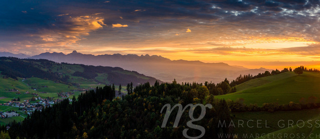 Sonnenuntergangsstimmung über dem Emmental und den Voralpen, Aebersold, Schweiz | Panormaic Image of the sunset over Stockhorn and Linden, Aebersold in the Emmental Valley - Realizzato con Pictrs.com