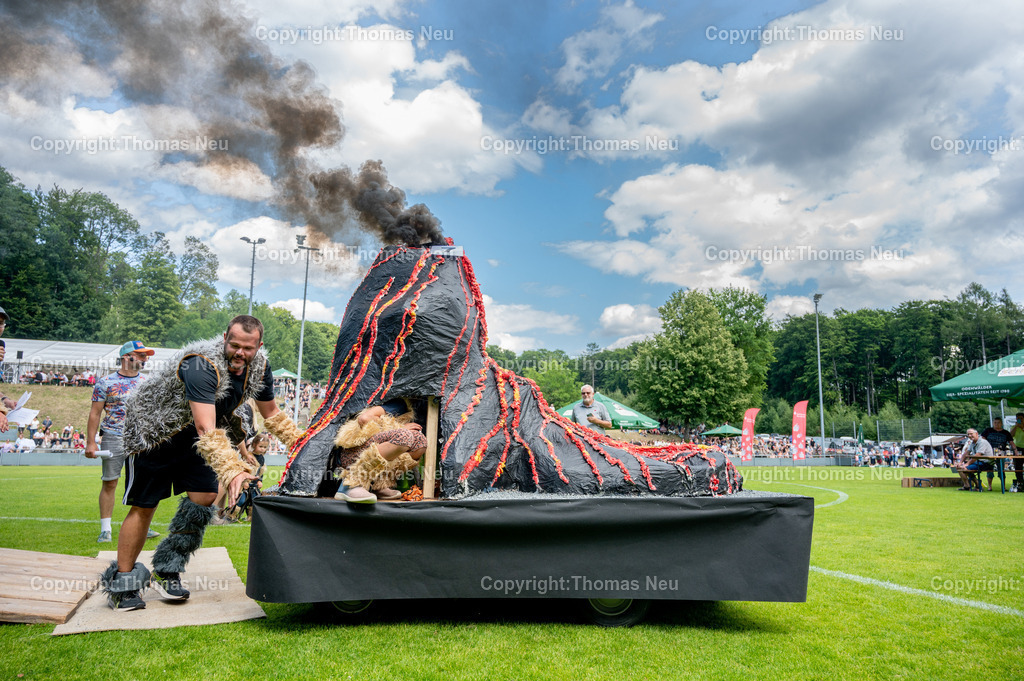 DSC_6523 | bli, Wintrerkasten ,Scheeserennen 2025,  Tolle Nummer waren die Steinzeit Ladies , unterstützt von ihrem Vater, Bild: Thomas Neu