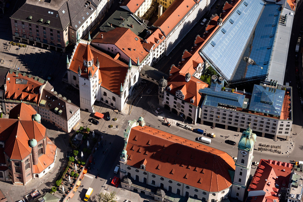 dr__0051896.jpg | MüNCHEN 23.04.2020 Kirchengebäude der Heiliggeistkirche sowie das alte Rathaus, dass heute als Spielzeugmuseum dient in München im Bundesland Bayern, Deutschland. // Church building of Heiliggeistkirche sowie das alte Rathaus, dass heute als Spielzeugmuseum dient in Munich in the state Bavaria, Germany. Foto: Daniel Reiter