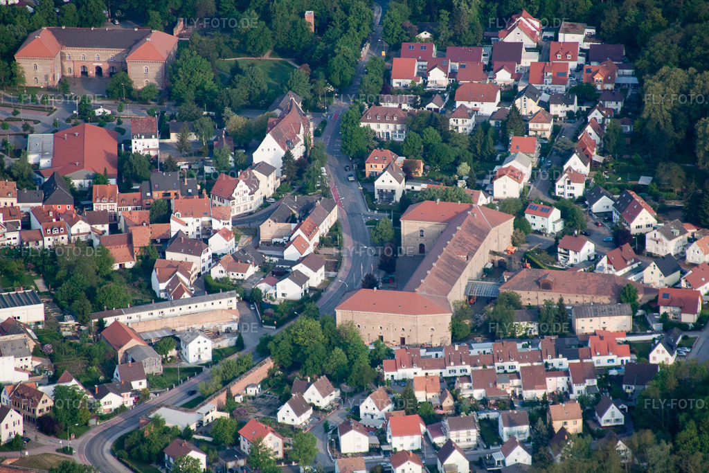 Luftbild: Deutsches Straßenmuseum an der Zeughausstraße in Germersheim im Bundesland Rheinland-Pfalz in Deutschland. – Foto: IMG_40407.jpg vom 24.04.2011 durch Werner Riehm/FLY-FOTO.de – Auflösung des Originals: 4752 x 3168 px – WWW.DAS-DEUTSCHE-STRASSENMUSEUM.DE