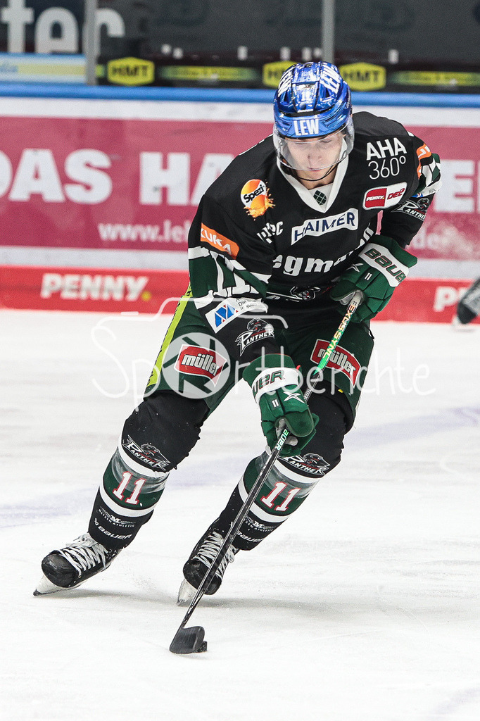 Augsburger Panther - Loewen Frankfurt | Adam PAYERL (AEV #11) am Puck
