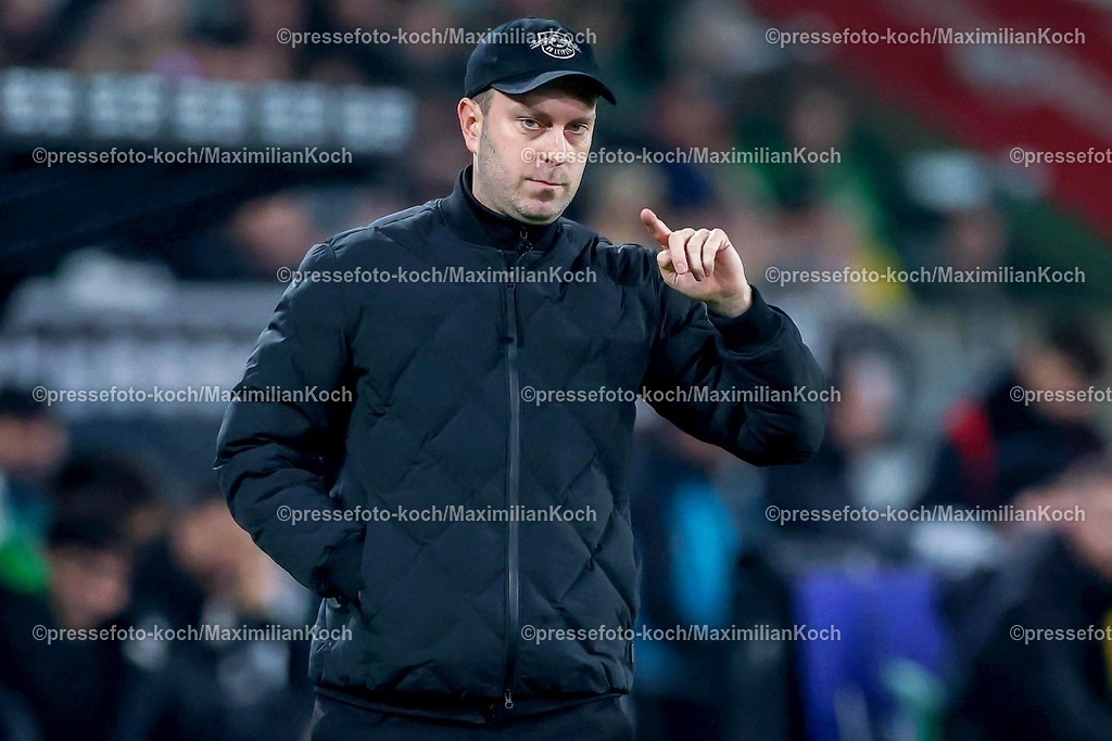 BMG28112501031 | 28.11.2025, Fußball, Borussia Mönchengladbach - RB Leipzig, 1. Fußball Bundesliga, 12.Spieltag, Borussia-Park, Saison 2025 2026: Cheftrainer Ole Werner (RB Leipzig #hc) gestikulierend am Spielfeldrand  DFB regulations prohibit any use of photographs as image sequences and or quasi-video.