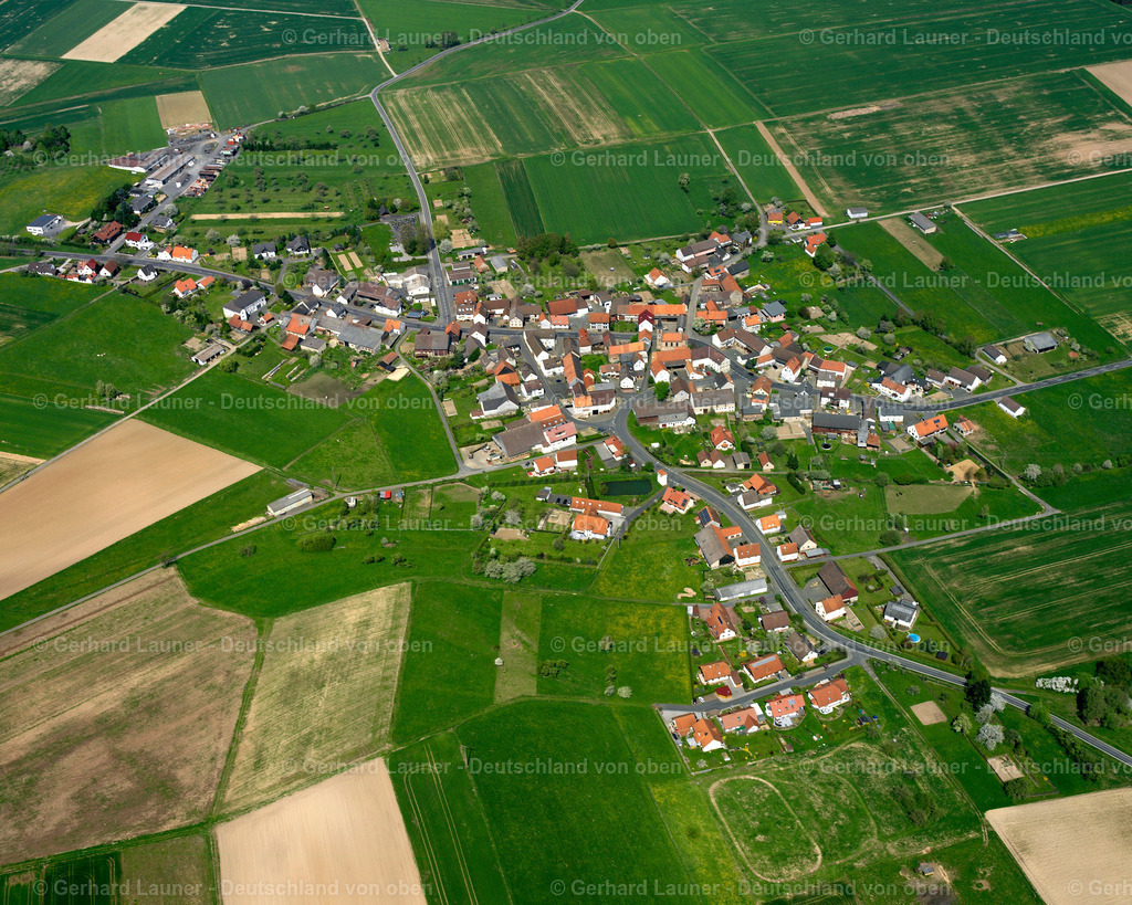 2615015 | APPENROD 07.06.2006 Ortsansicht am Rande von landwirtschaftlichen Feldern und Nutzflächen  in Appenrod im Bundesland Hessen, Deutschland // Village view on the edge of agricultural fields and land  in Appenrod in the state Hesse, Germany Foto: Gerhard Launer