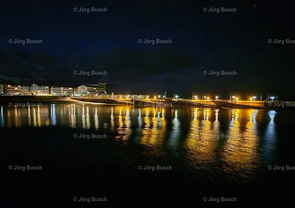 Landungsbrücke bei Nacht | Dieser Shop bietet Fotos und Videos aus den Bereichen Fallschirmspringen, Landschaft und Luftbild - Realizzato con Pictrs.com