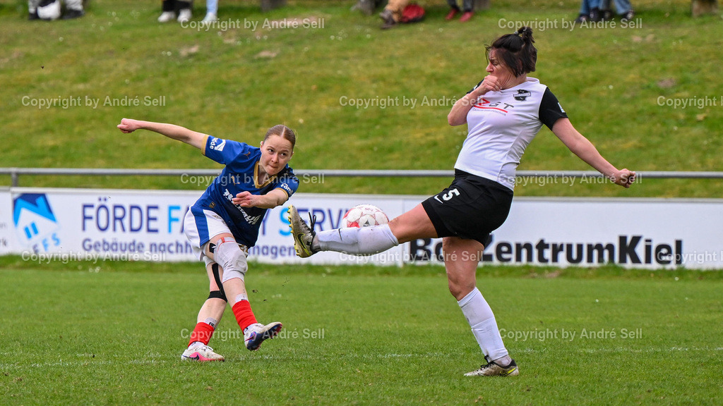 Holstein Kiel vs SV Hastenbeck | Kira Hasse (Holstein #24) wird von Spielertrainerin Bianca Lity (Hastenbeck #5) beim Schussversuch geblockt / Fußball-Regionalliga Nord Frauen 2025/2026 / Holstein Kiel vs SV Hastenbeck / Waldwiese / Kiel / 19.04.26 - Realisiert mit Pictrs.com