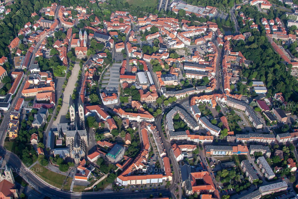Luftbild: Stadtansicht von Halberstadt. Mit im Bild der Dom in Halberstadt im Bundesland Sachsen-Anhalt in Deutschland. Foto: IMG_58403.jpg vom 30.06.2013 durch Werner Riehm/FLY-FOTO.de
