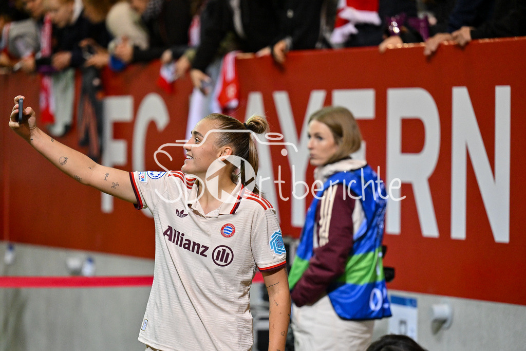FC Bayern München Frauen - Arsenal London Frauen | im Bild Gerogia STANWAY (FCB #31) / Freisteller / Einzelfoto / macht ein Selfie mit den Fans / UEFA Womens Champions League: FC Bayern München Frauen - Arsenal London Frauen, FC Bayern Campus am 09.10.2024