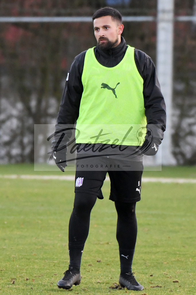20200121_TRAOSN_0027 | Fußball, Herren: Marcos Alvarez (VfL Osnabrück) schaut beim Training des VfL Osnabrück am 21.01.2020 im Sportpark Illoshöhe in Osnabrück, Deutschland.(Foto von Nico Paetzel) - Realisiert mit Pictrs.com
