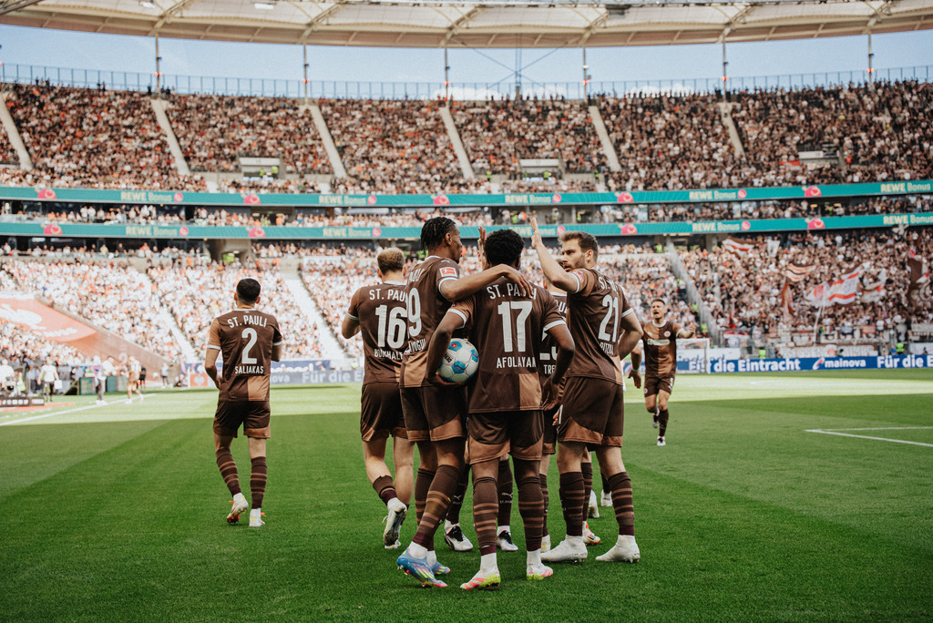 DSC06679 | Der offizielle Shop für FC St. Pauli Fotos. Wähle aus Spielszenen & Fanmomenten dein FCSP Wunschformat. Wir liefern Millerntor-Atmosphäre.