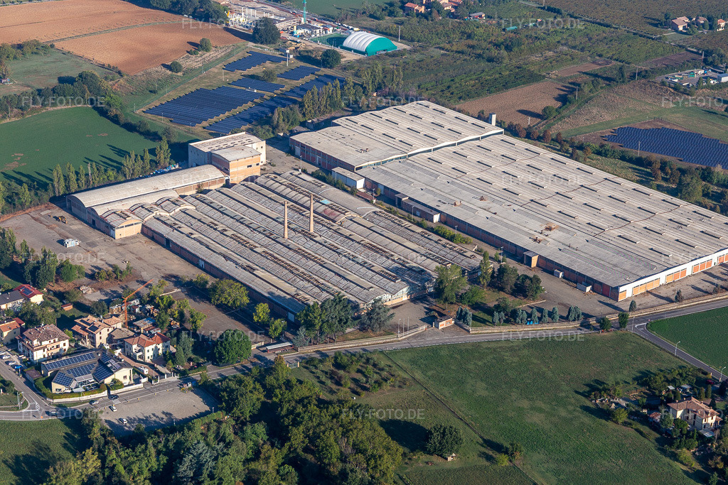 Luftbild: Stillgelegte Fabrik in Gorzano im Ortsteil Gorzano in Maranello im Bundesland Modena in Italien. Foto: IMG_134915.jpg vom 20.09.2022 durch Werner Riehm/FLY-FOTO.de