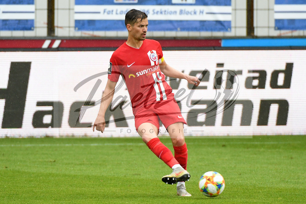 SVMFCH20200606_0030 | Fussball, Herren: Julian Riedel (FC Hansa Rostock) in Aktion, am Ball, Einzelaktion bei dem Spiel der 3. Liga zwischen SV Meppen und FC Hansa Rostock in der Haensch-Arena am 06.06.2020 in Meppen, Deutschland.DFB / DFL REGULATIONS PROHIBIT ANY USE OF PHOTOGRAPHS AS IMAGE SEQUENCES AND/OR QUASI-VIDEO. - Realisiert mit Pictrs.com