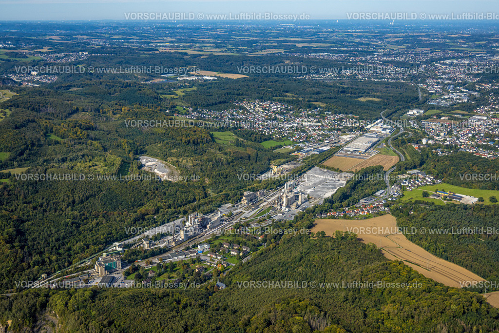 Menden230905472 | Luftbild, Gewerbegebiet Hönnetal mit Lhoist Europe Rheinkalk, Riemke Steinbruch, Ortsansicht Hüingsen, Oberrödinghausen, Menden, Sauerland, Nordrhein-Westfalen, Deutschland