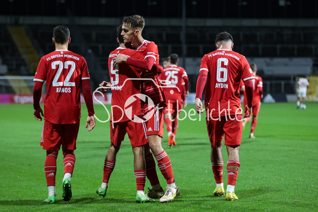 FC Bayern Amateure - 1. FC Nuernberg II | Die Amateure freuen sich ueber den Treffer zum 1-1 durch Lucas Copado Schrobenhauser (FCB #9)