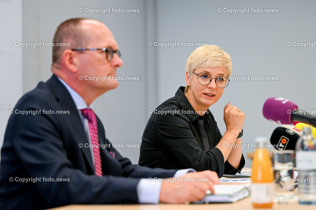 Pressekonferenz WKO Oberösterreich_ Arbeitsmarkt-Haus der Wirtschaft_ 07.06.2023-11 | 07.06.2023, Presseclub Linz, AUT, Pressekonferenz WKO Oberoesterreich, Arbeitsmarkt-Haus der Wirtschaft, im Bild Gerald Silberhumer (Direktor der Wirtschaftslammer Ooe), Doris Hummer (Praesidentin der Wirtschaftskammer Ooe)