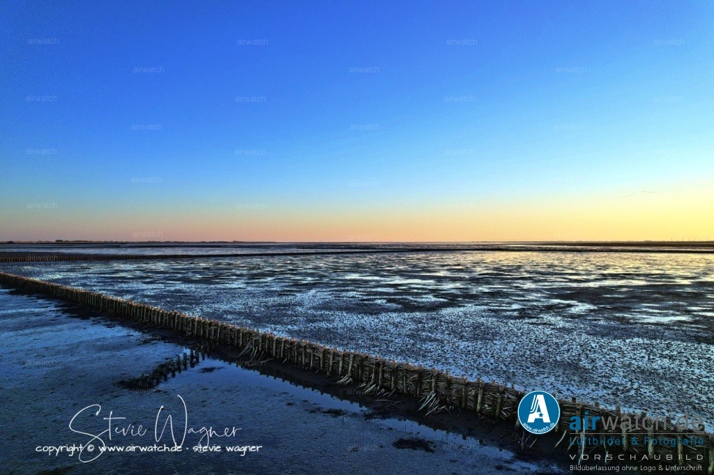 Nordsee, Nordfriesland, Beltringharderkoog, Luettmoorsee, Holmer Siel, Landgewinnung | Landgewinnung & Küstenschutz in Nordfriesland - Heute wird der Küstenschutz in Nordfriesland durch eine Kombination aus natürlichen Prozessen und menschlichen Eingriffen bestimmt. Die Landgewinnung wird nicht mehr als Hauptziel angesehen, sondern als Nebeneffekt des Küstenschutzes. Der Schwerpunkt liegt auf der Erhaltung und Verbesserung der bestehenden Küstenlinie, um die Orte und die Landwirtschaft vor Naturkatastrophen wie Sturmfluten und Erosion zu schützen.