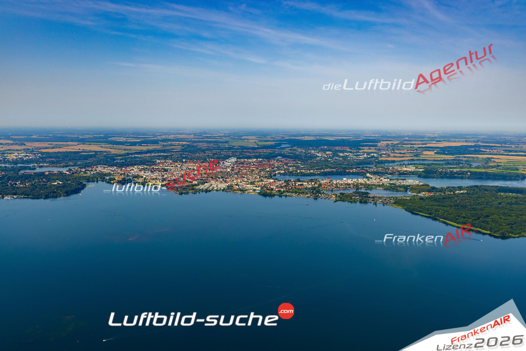 Luftbild der Stadt Schwerin - Das Luftbild wurde 2025 vom UL-Flugzeug heraus erstellt ( keine Drohnenaufnahme ) - Hochauflösende Luftaufnahme - für Wandbilder und großformatige Ausdrucke geeignet. Das besondere Geschenk!Hier alle&nbsp;Infos zur Lizenzierung der LuftaufnahmeWir fliegen auch dieses Jahr wieder in Ihre Region um Luftbilder zu erstellen.- Luftbild anfragen