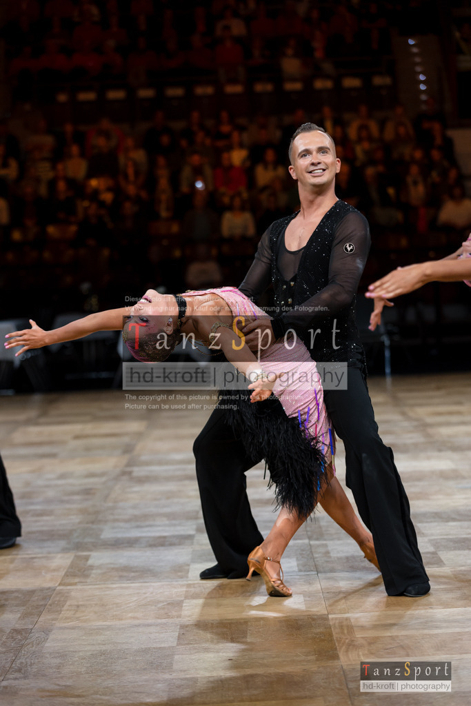 20241109_DM-Formationen_Vorrunde_0745 | Tanzsportbilder, Standardtanz, Lateintanz, WDSF, DTV, LTVB, dancecomp, goc, hessen tanzt, blaues band der spree, walzer, tango, wiener walzer, slowfox, quickstepp, samba, rumba, cha-cha-cha, paso doble. jive, hd-kroft photography, turniertanzsport