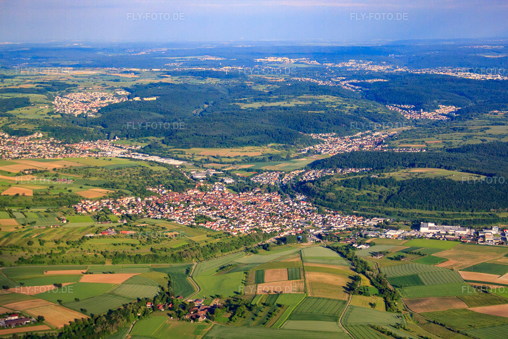 Luftbild: Ortsansicht aus Norden im Ortsteil Königsbach in Königsbach-Stein im Bundesland Baden-Württemberg in Deutschland. Foto: IMG_57783.jpg vom 14.06.2013 durch Werner Riehm/FLY-FOTO.deAuflösung des Originals: 4752 x 3168 px