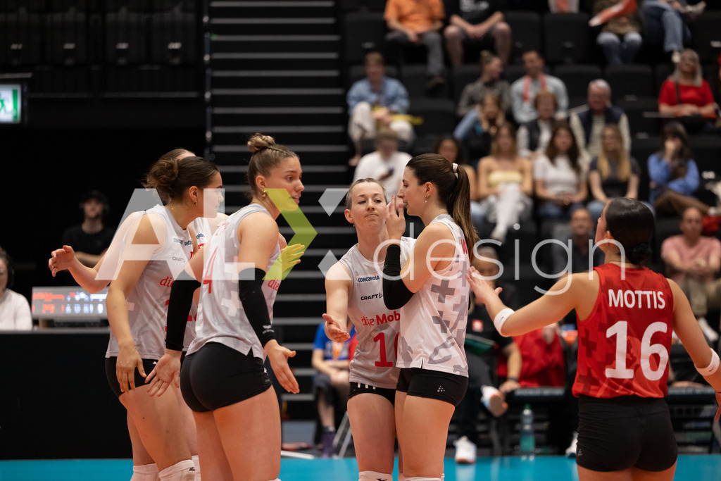 Georgia v Switzerland - CEV European League Women | KRIENS, SWITZERLAND - JUNE 12: Swiss team during the CEV European League match between Georgia and Switzerland at Pilatus Arena on June 12, 2026 in Kriens, Switzerland. - Realisiert mit Pictrs.com