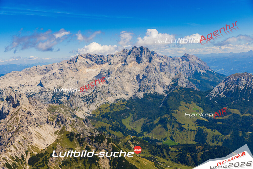 Klassische Luftaufnahme ohne Drohne zeigt:Dachstein bei Ramsau am Dachstein - Die Luftbildaufnahme wurde 2025 vom UL-Flugzeug heraus erstellt ( keine Drohne ) - Hochauflösende Luftaufnahme -Nicht vergleichbar mit Google Maps oder Satelittenbilder- Die Geschenkidee !Mit Lizenz und Bildrechte bestellbar