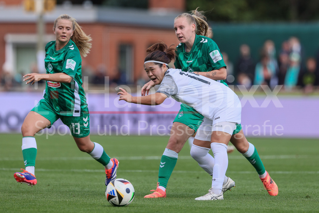 Fussball, Google Pixel Frauen-Bundesliga, SV Werder Bremen - 1. FFC Turbine Potsdam | v.li.: Ricarda Walkling (SV Werder Bremen, 13), Sara Ito (1. FFC Turbine Potsdam, 14) und Emöke Papai (SV Werder Bremen, 16) im Zweikampf, Duell, Dynamik, Aktion, Action, Spielszene