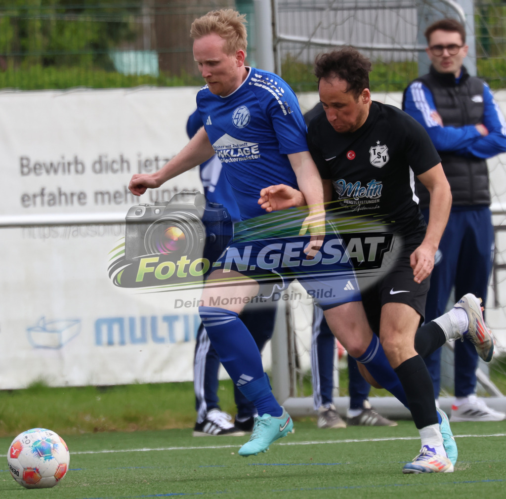 SV Enger-Westerenger - TSV Löhne | Auf dem Bild zu sehen: blau SV Enger-Westerenger: Henrik Jablonowski ; schwarz TSV Löhne: Yazid Heddad SV Enger-Westerenger, TSV Löhne, Saison 25/26, Kreisliga A, Enger, Deutschland - Realisiert mit Pictrs.com