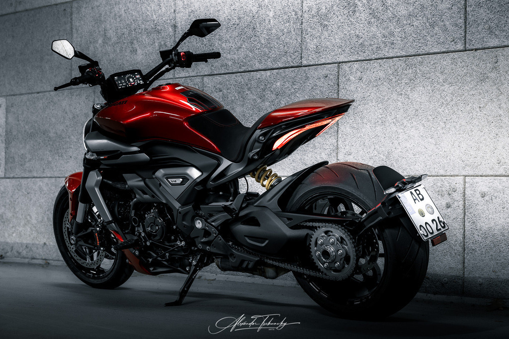 Ducati xDivael V4 | Entdecken Sie die faszinierende Welt von Alexander Tschuncky Arts: Kreative Fotografie, atemberaubende Automobilkunst und hochwertiger Bilderdruck. Lassen Sie sich inspirieren! - Realisiert mit Pictrs.com