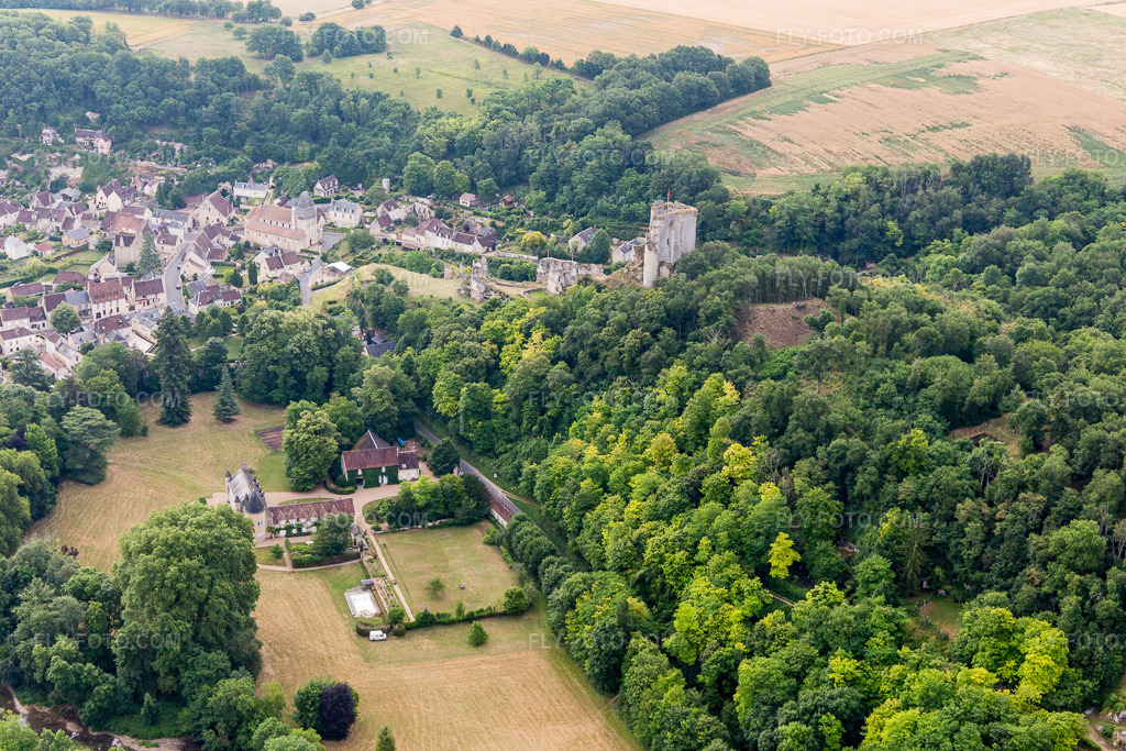 Aerial view: View of the town in Lavardin in the state Loir et Cher, France. – Photo: IMG_101148.jpg taken on 06/24/2017 by Werner Riehm/FLY-FOTO.com – Resolution of the original: 5472 x 3648 px