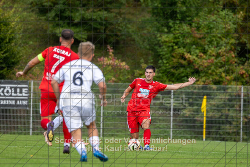 20250831_151259_0296 | #,TSG Salach (weiß) vs. SV Ebersbach (rot), Fußball, Bezirksliga - Bezirk Neckar/Fils, 02. Spieltag, Saison 2025/2026, Rasensportplatz, Staufenecker Straße, 73084 Salach, 31.08.2025 - 15:00 Uhr,Foto: PhotoPeet-Sportfotografie/Peter Harich