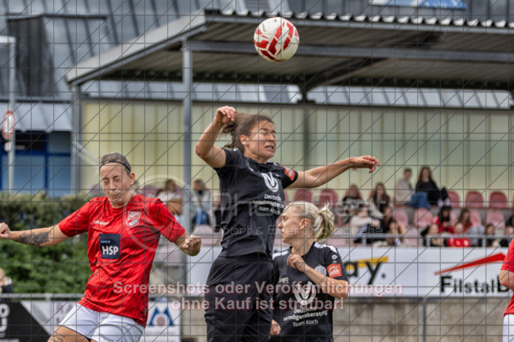 20250928_141048_0411-Bearbeitet | Cesarina Reiser (1.FC Donzdorf #06)1.FC Donzdorf (schwarz) vs. TV Derendingen (rot), Fussball, Frauen-Verbandsliga Württemberg, 03. Spieltag, Saison 2025/2026, Rasenplatz Lautertal Stadion, Süßener Straße 16, 73072 Donzdorf, 28.09.2025 - 13:00 Uhr,Foto: PhotoPeet-Sportfotografie/Peter Harich