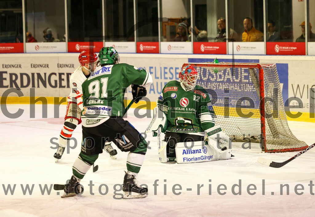 2023-10-20_089_TSV_Erding_gegen_EHC_Klostersee | Erding, Deutschland, 20.10.2023:.Eishockey, Bayernliga Vorrunde 2023 / 2024, 2. Spieltag, TSV Erding gegen EHC Klostersee, Endergebnis: ..Rudolf Lorenz (Erding Gladiators, #91), Torwart Dimitri Pätzold (Erding Gladiators, #32)..Foto: Christian Riedel / fotografie-riedel.net