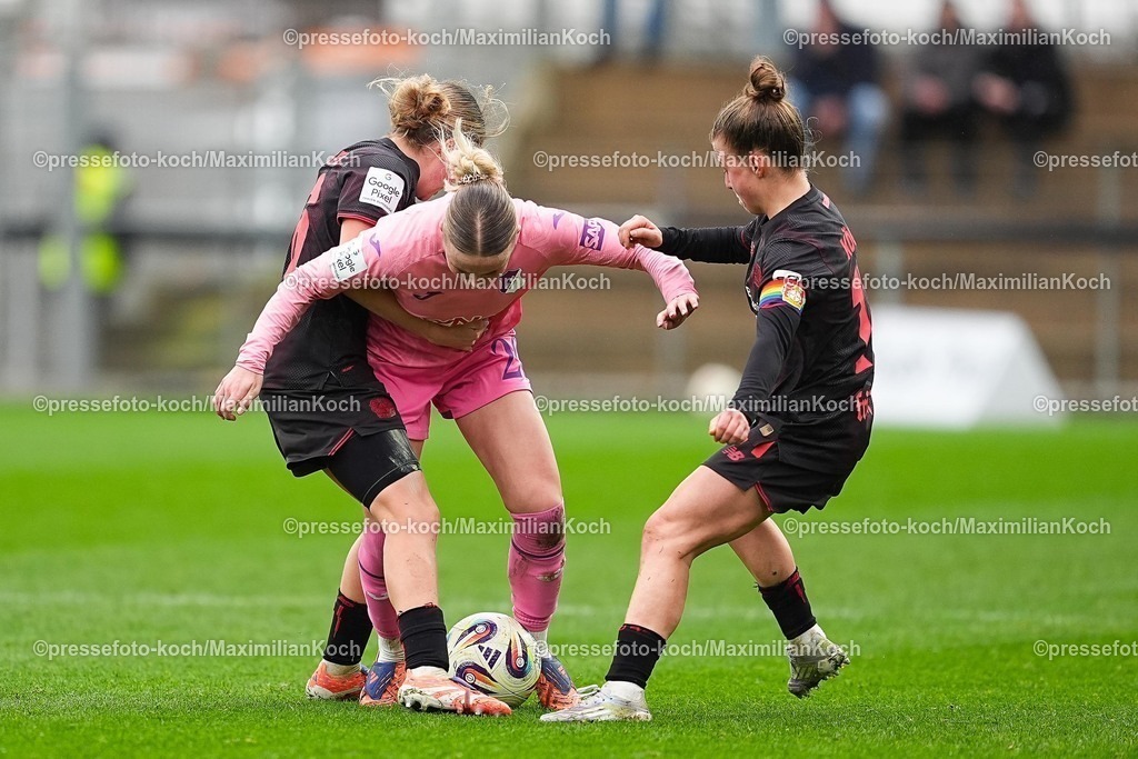xYDRx22022601016 | 22.02.2026, xydrx, Frauen Fußball, 1.Fußball Bundesliga, Bayer 04 Leverkusen - TSG 1899 Hoffenheim, Saison 2025 2026, Ulrich-Haberland-Stadion: Laura Gloning (TSG 1899 Hoffenheim #20) im Zweikampf gegen Sofie Zdebel (Bayer 04 Leverkusen #16) und Kristin Koegel (Bayer 04 Leverkusen #11)   DFB regulations prohibit any use of photographs as image sequences and or quasi-video.Photo: xYannisxDreimannxPressefotoKochx